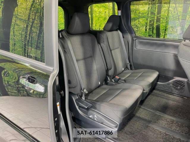 Toyota VOXY HYBRID 2018-11 373077-9
