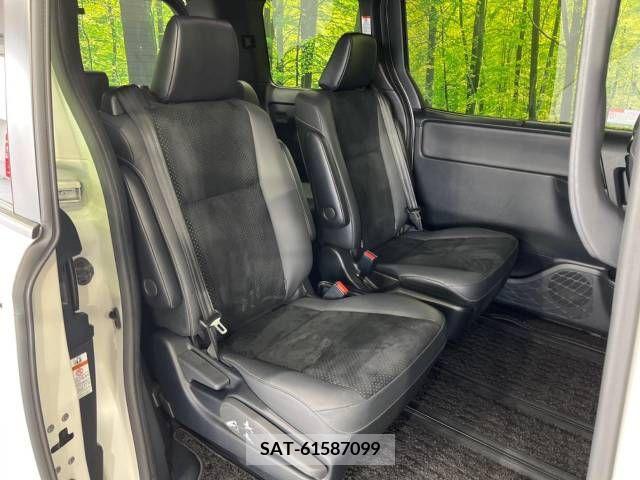 Toyota VOXY 2021-02 383934-9