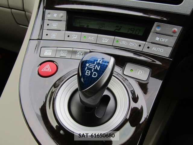 Toyota PRIUS 2015-09 209624-14
