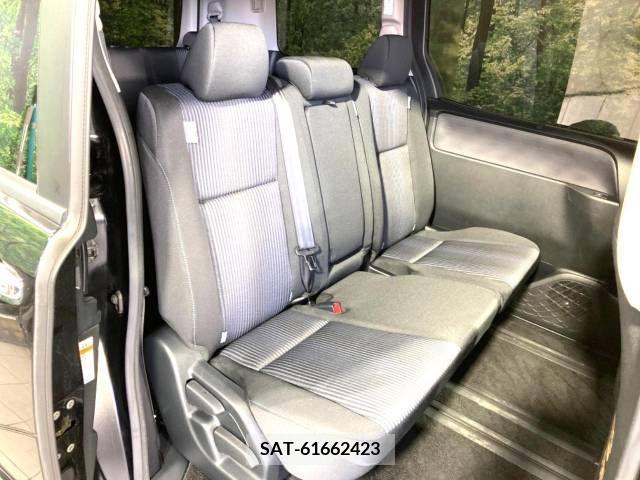 Toyota VOXY 2017-04 211024-8
