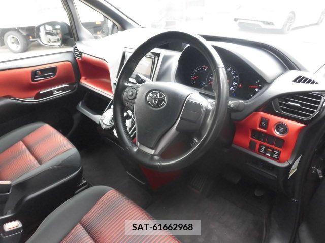 Toyota VOXY 2017-11 233872-2