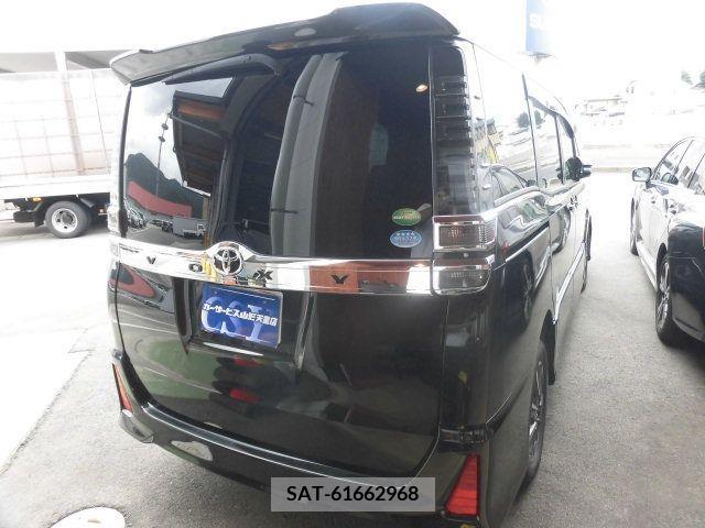 Toyota VOXY 2017-11 233872-1