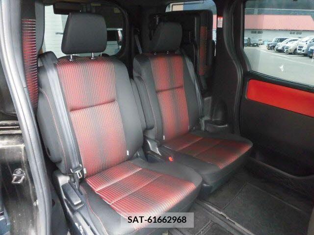 Toyota VOXY 2017-11 233872-3