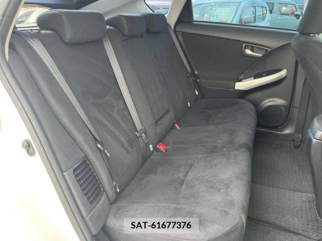 Toyota PRIUS 2014-02 282074-9