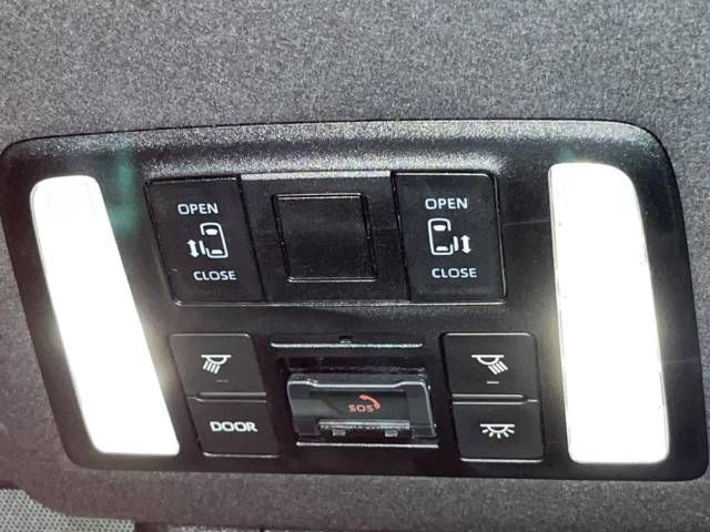 Toyota VOXY 2022-03 182653-4