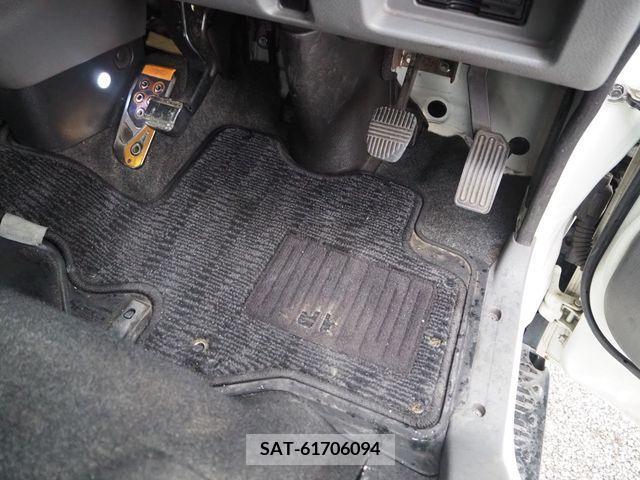 Nissan NV350 Caravan 2017-07 335341-20
