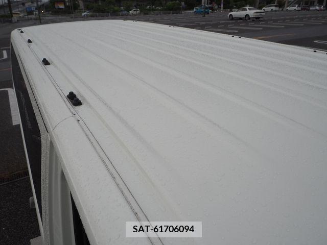 Nissan NV350 Caravan 2017-07 335341-26