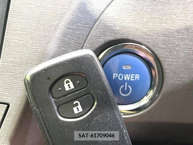 Toyota PRIUS 2014-10 214086-7