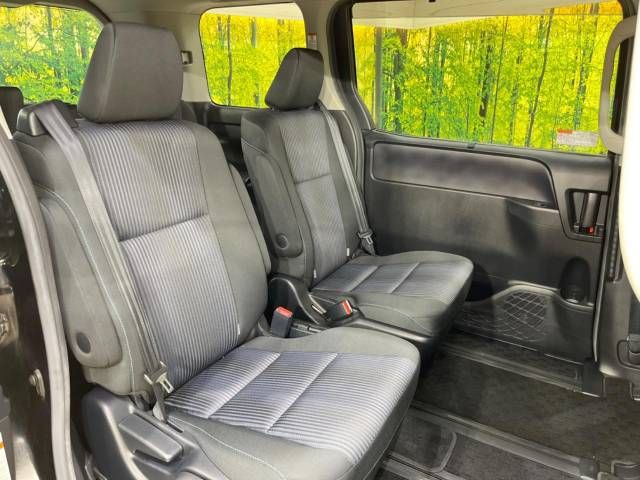 Toyota VOXY 2017-06 18121-9