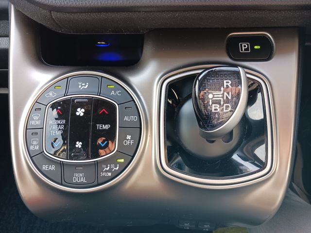 Toyota VOXY HYBRID 2016-05 183248-17