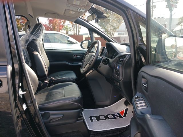 Toyota VOXY HYBRID 2016-05 183248-9