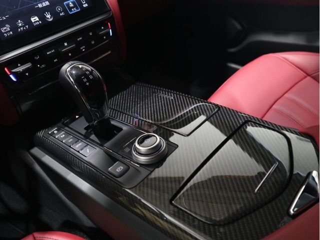 Maserati QUATTROPORTE 2018-07 6641-11