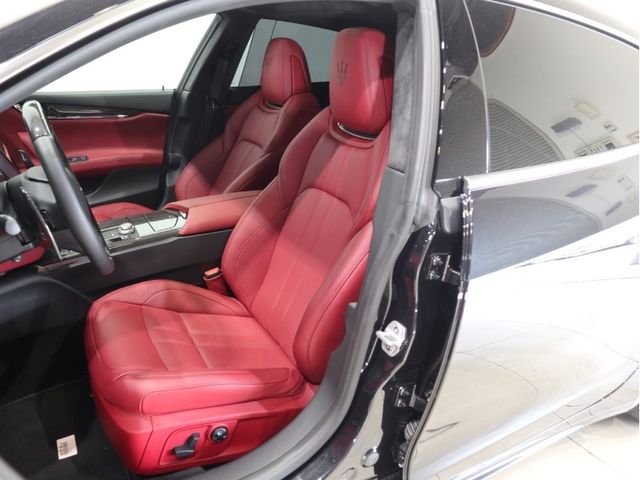 Maserati QUATTROPORTE 2018-07 6641-17