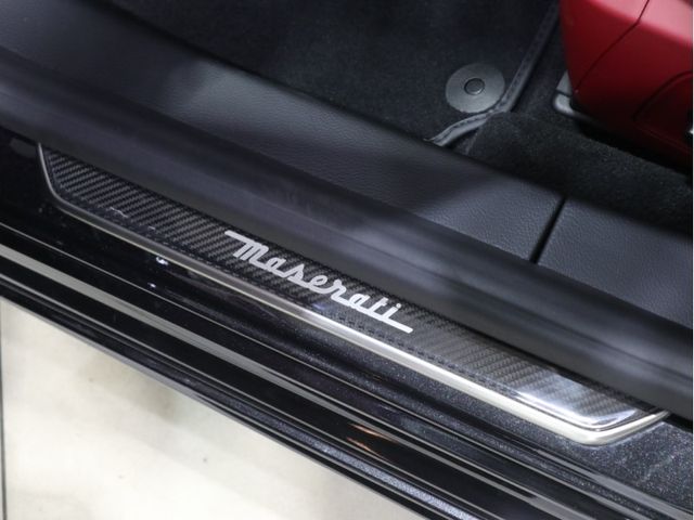 Maserati QUATTROPORTE 2018-07 6641-26