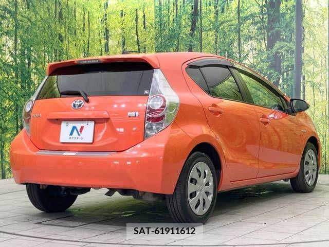 Toyota AQUA 2013-08 381941-17
