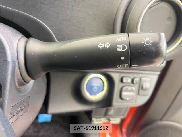 Toyota AQUA 2013-08 381941-7