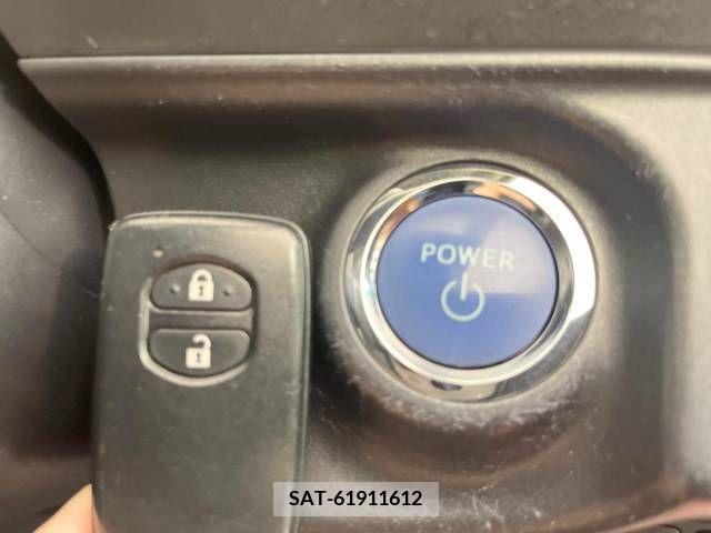 Toyota AQUA 2013-08 381941-5