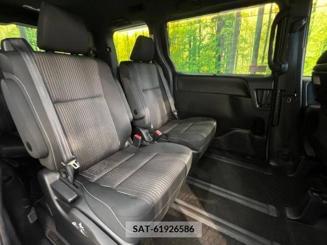 Toyota VOXY 2017-11 394940-9
