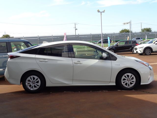 Toyota PRIUS 2018-09 11377-4