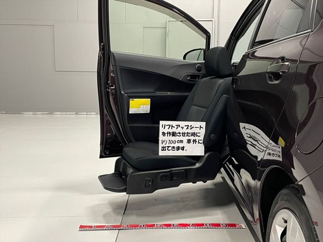 Toyota RACTIS 2012-02 377-8