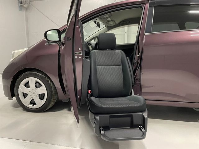 Toyota RACTIS 2012-02 377-6
