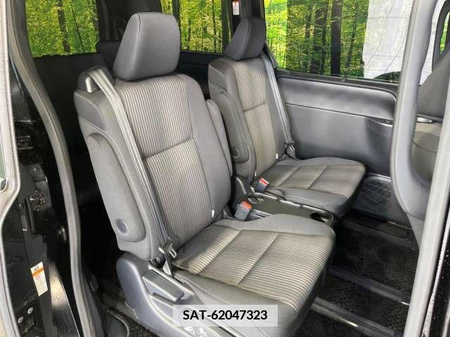 Toyota VOXY 2017-11 344895-9
