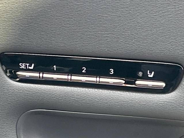 Lexus LS 2021-05 194438-5