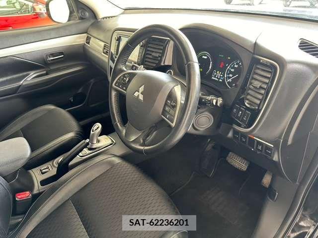 Mitsubishi OUTLANDER PHEV 2013-03 281122-18