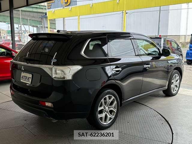 Mitsubishi OUTLANDER PHEV 2013-03 281122-13