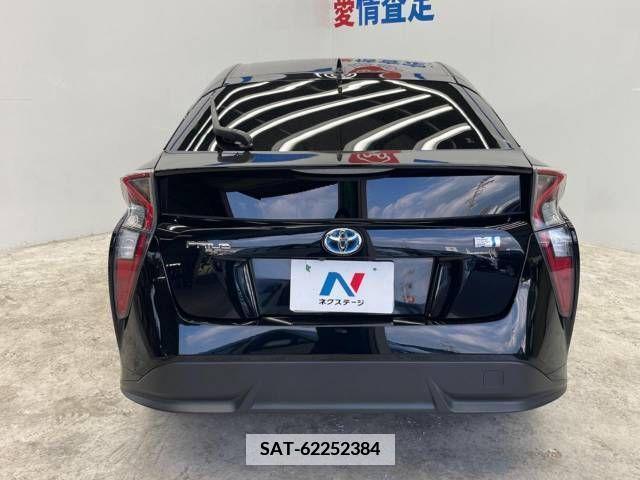 Toyota PRIUS 2017-01 366658-9