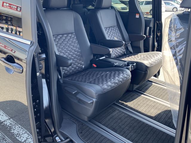 Toyota NOAH 2023-06 14983-19