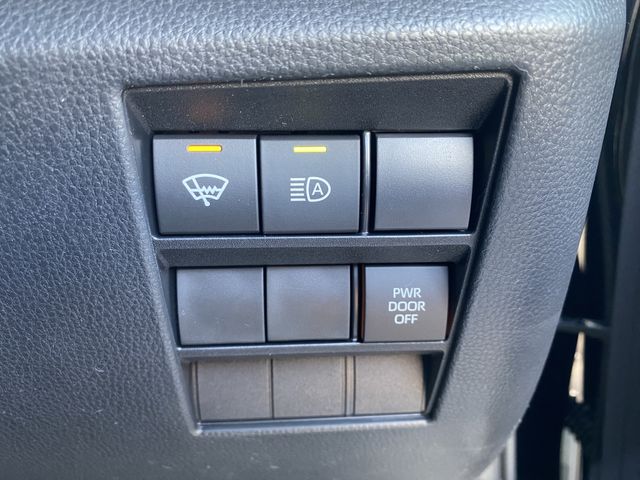 Toyota NOAH 2023-06 14983-12