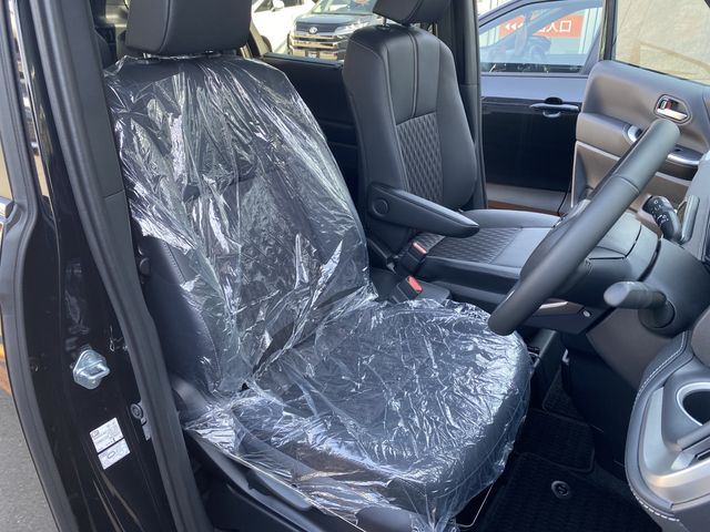 Toyota NOAH 2023-06 14983-16