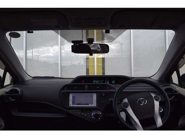 Toyota AQUA 2012-10 24927-1