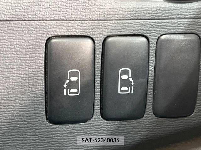 Toyota ISIS 2006-03 361875-4