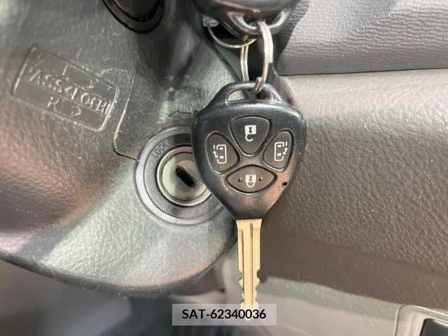Toyota ISIS 2006-03 361875-7