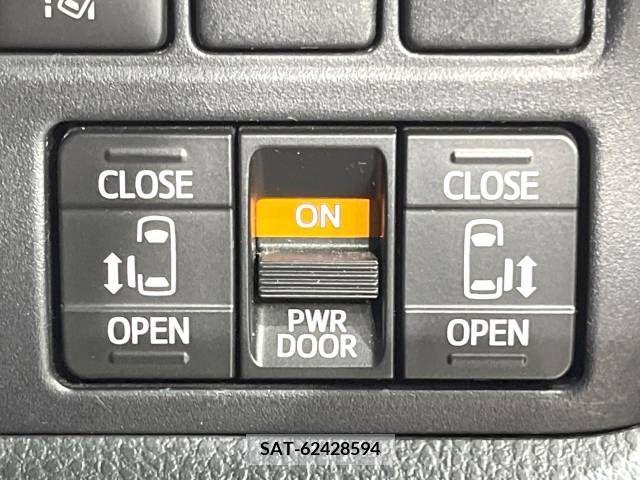 Toyota NOAH 2017-11 365118-4