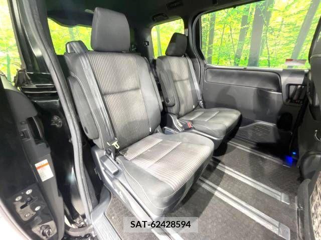 Toyota NOAH 2017-11 365118-9