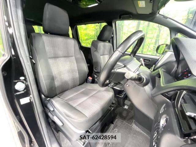 Toyota NOAH 2017-11 365118-8