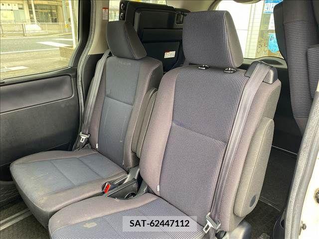 Toyota NOAH 2015-11 321439-4