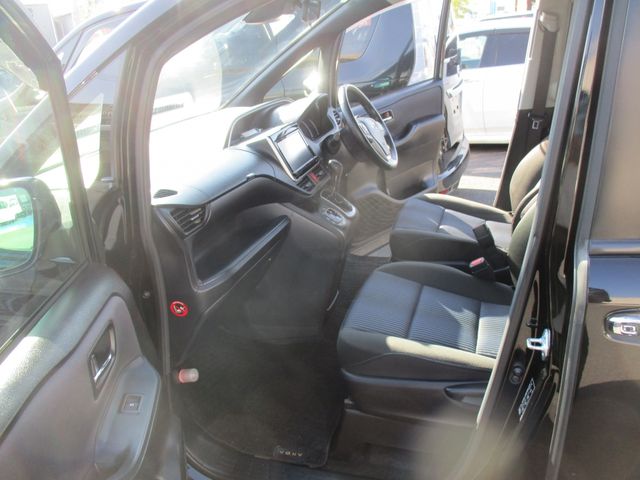 Toyota VOXY 2016-03 20696-4