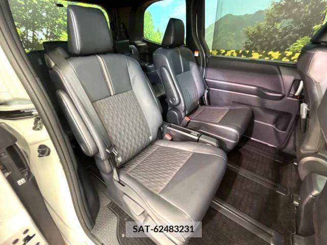 Toyota NOAH 2023-04 365099-9