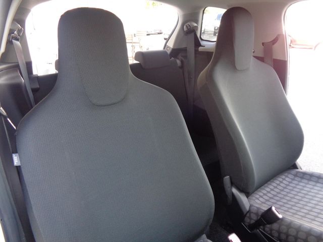 Toyota IQ 2010-08 193303-10
