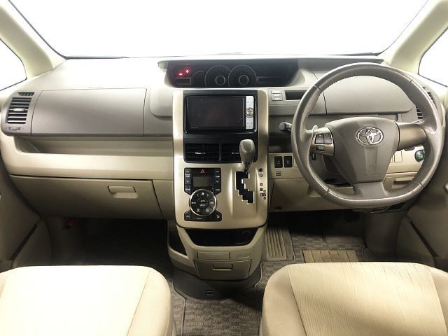Toyota NOAH 2011-12 182834-1