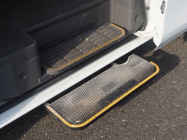 Nissan NV350 Caravan 2013-04 16334-12