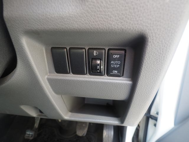 Nissan NV350 Caravan 2013-04 16334-6