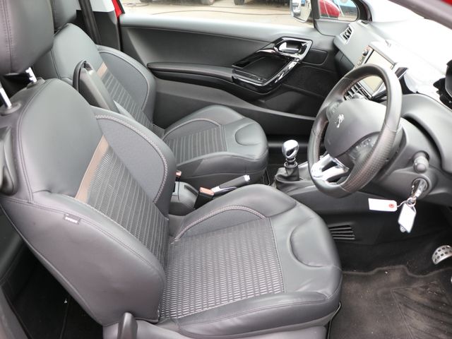 Peugeot 208 2013-03 5923-12