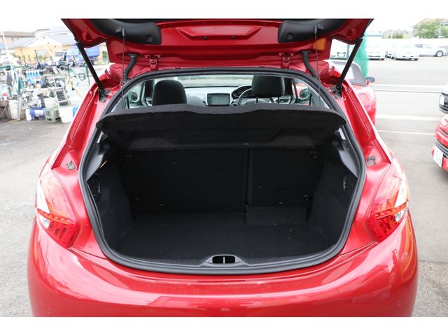 Peugeot 208 2013-03 5923-14
