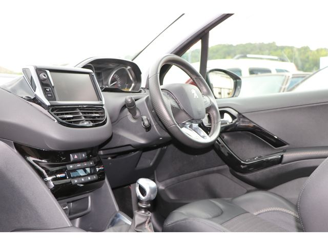 Peugeot 208 2013-03 5923-6
