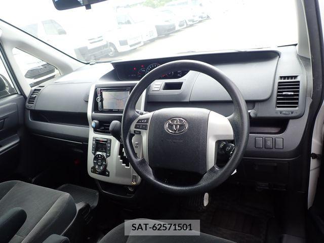 Toyota VOXY 2013-07 380433-1